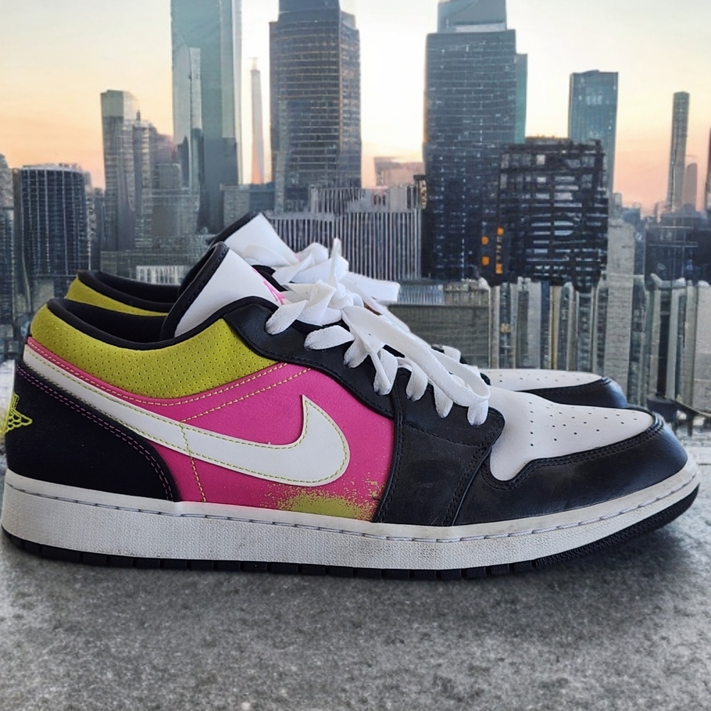 𝗦𝗢𝗟𝗗 Nike Air Jordan 1 Low SE (Special Edition) "Spray Paint"